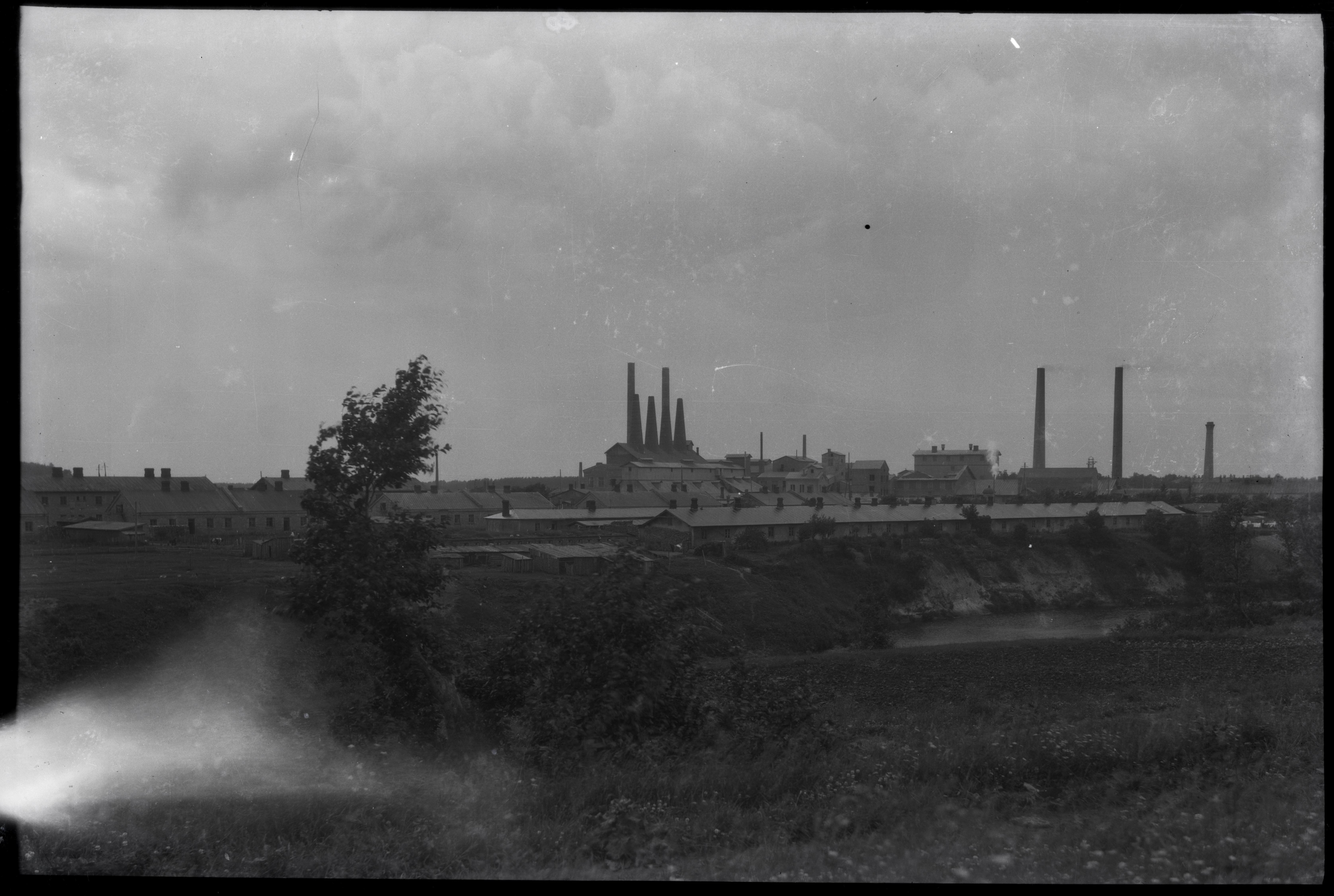 Kunda Workplace. From the left: Double Stone Houses, One-time Stone Houses, Old Borodin, New Borodin. On the end of the stone house were wooden caves, on the end of Borodin tables. The potato land remained on the left of the boards. From the boards to the river, the penetration ground up to the vein. The picturesque side of the river can also see potato land.