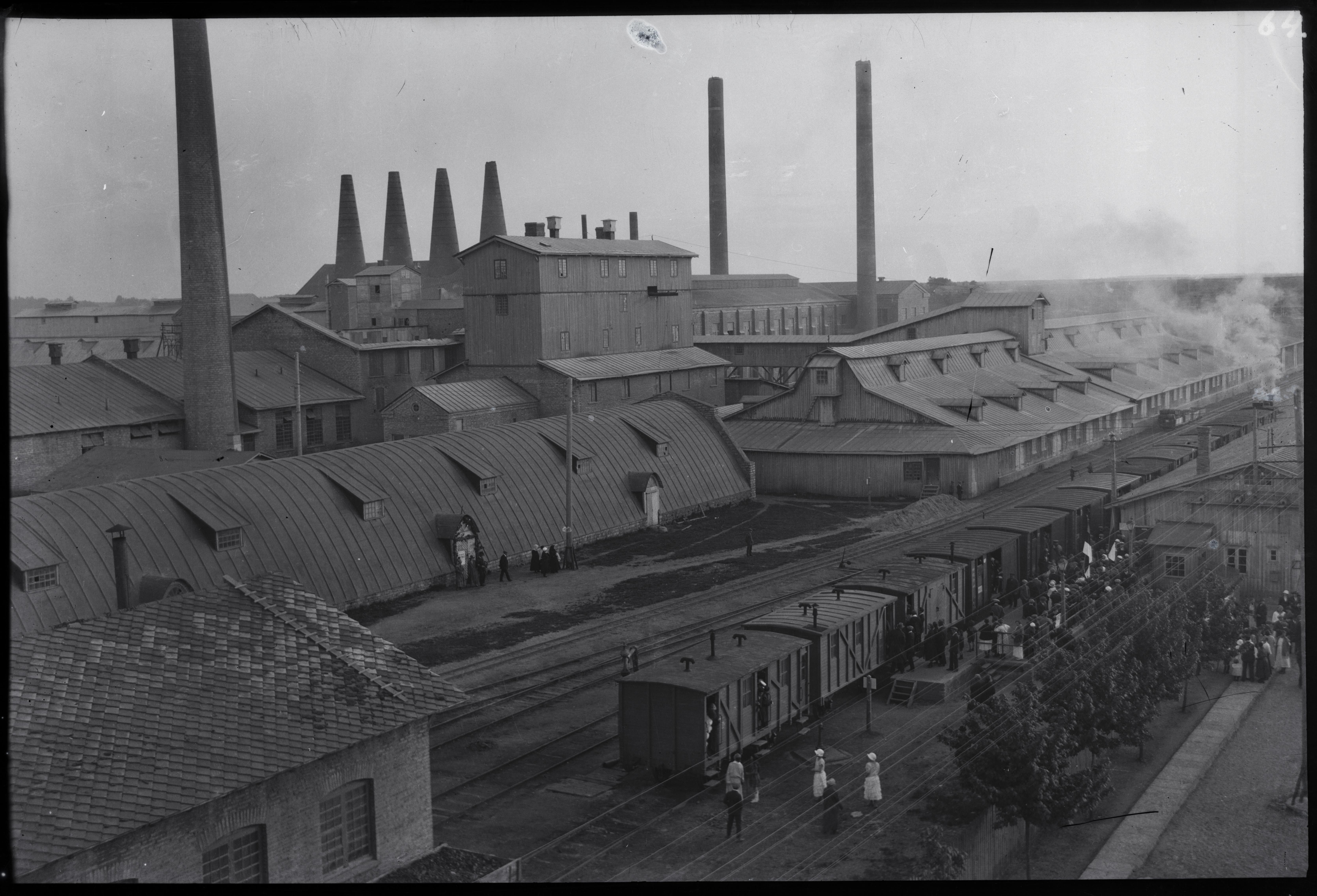 Kunda. On the picture in front of the corner of the depoo, then the Stone Curve. The silo tower has not yet been built. The single corner is one of the two corners of the boilerhouse, the distant two corners are the third factory turning oven corners. The picture also includes the old station building and perroon.