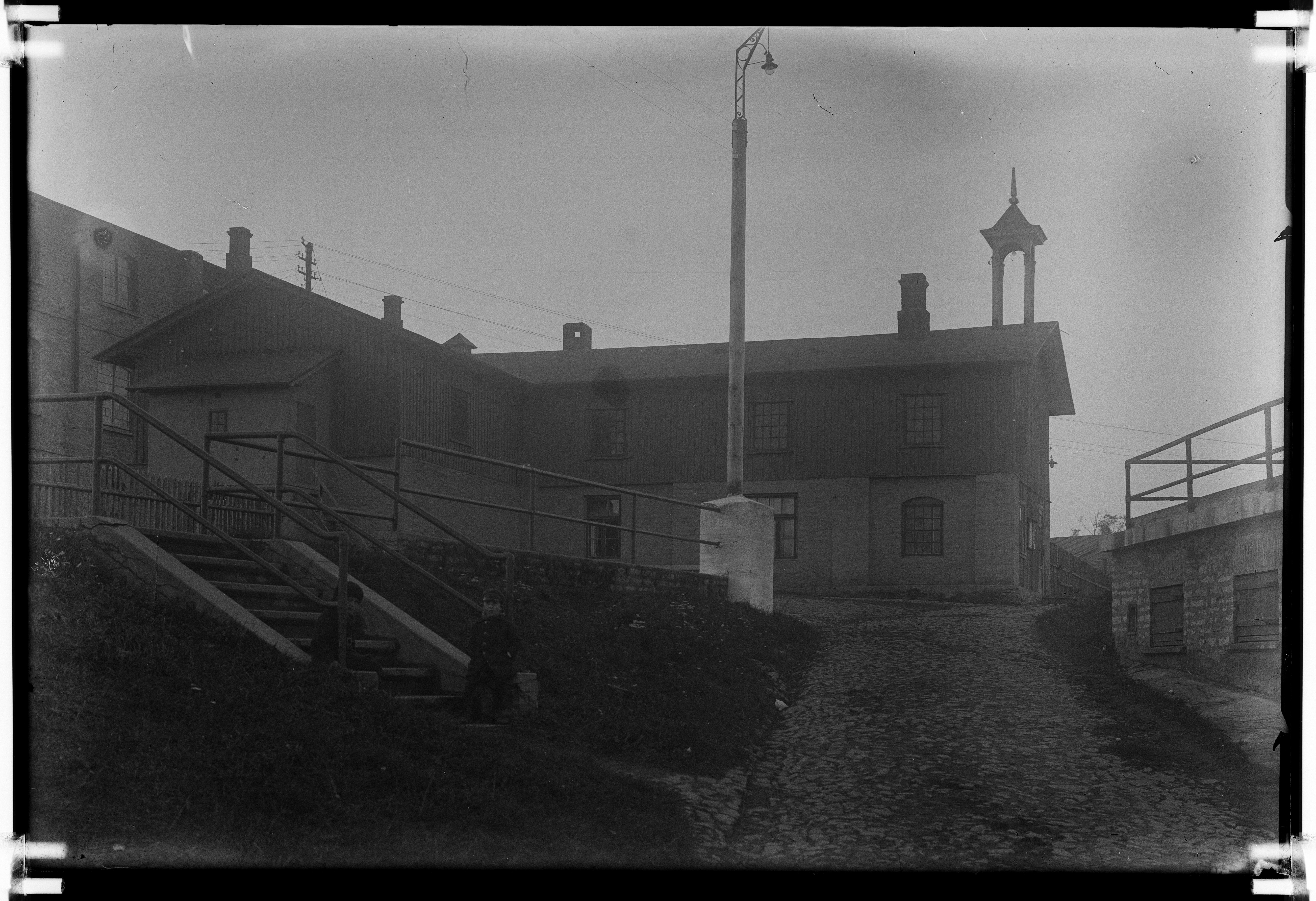 Kunda. The building of the second factory, on the roof of which is a watchdog. Later this building was used as a comrade, and the first Kunda cinema was also built there. From the building to the river (from the picture on the left) there was a sprinkler.