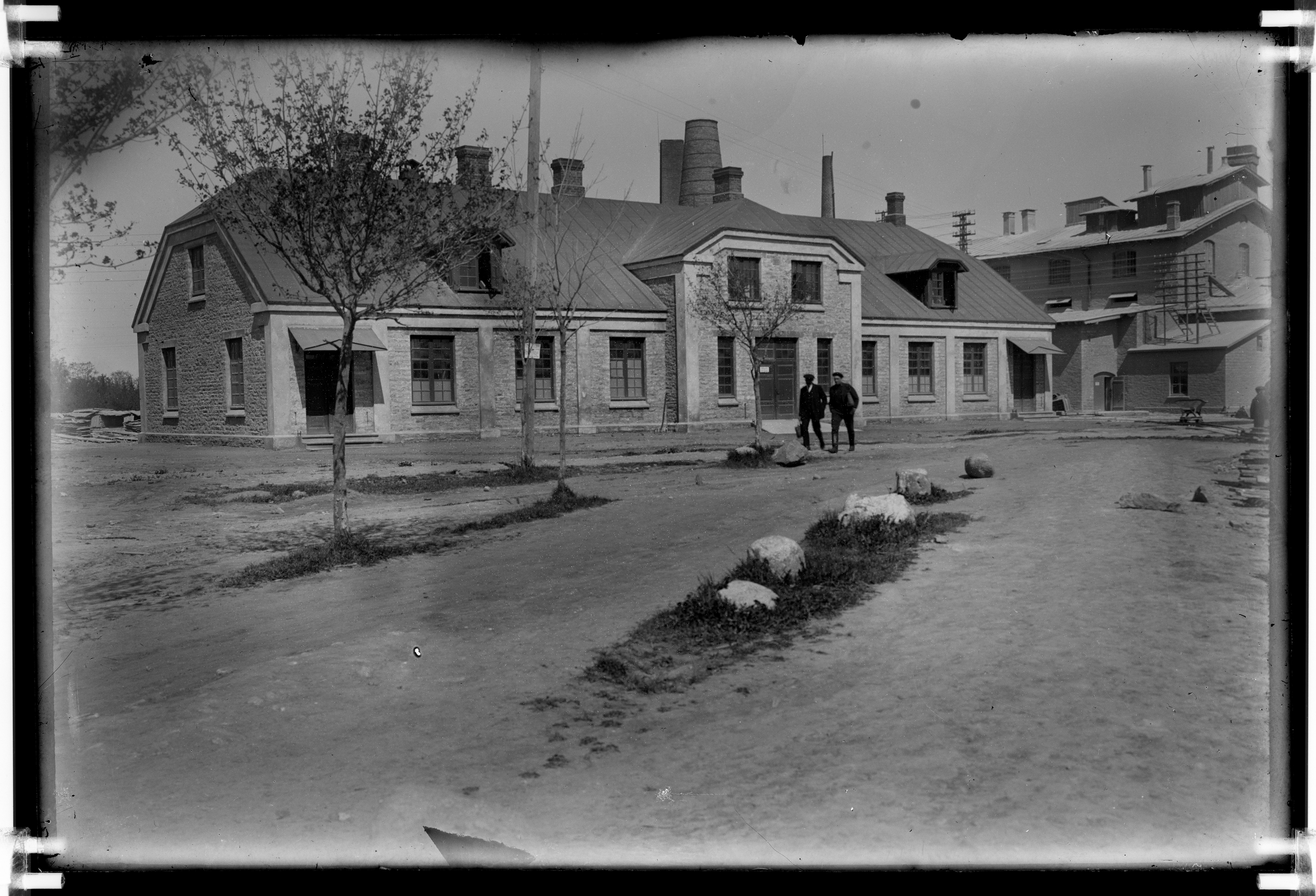 Kunda steam sauna building. The left door became a so-called sauna of Germans, which was intended for officials. There was a dressing room, a washing room and a baker room. In addition to the pink, there were two baths and two showers and bleached sauna baths in the bathroom. The right door became a so-called large sauna for ordinary people. On the back of the sauna there were washing kitchens. On the left side of the house washing kitchen and on the other floor, where washing options were available for washing, as well as for drying the washing room. In the middle of the second floor there was a apartment where a saunaman lived with his family.