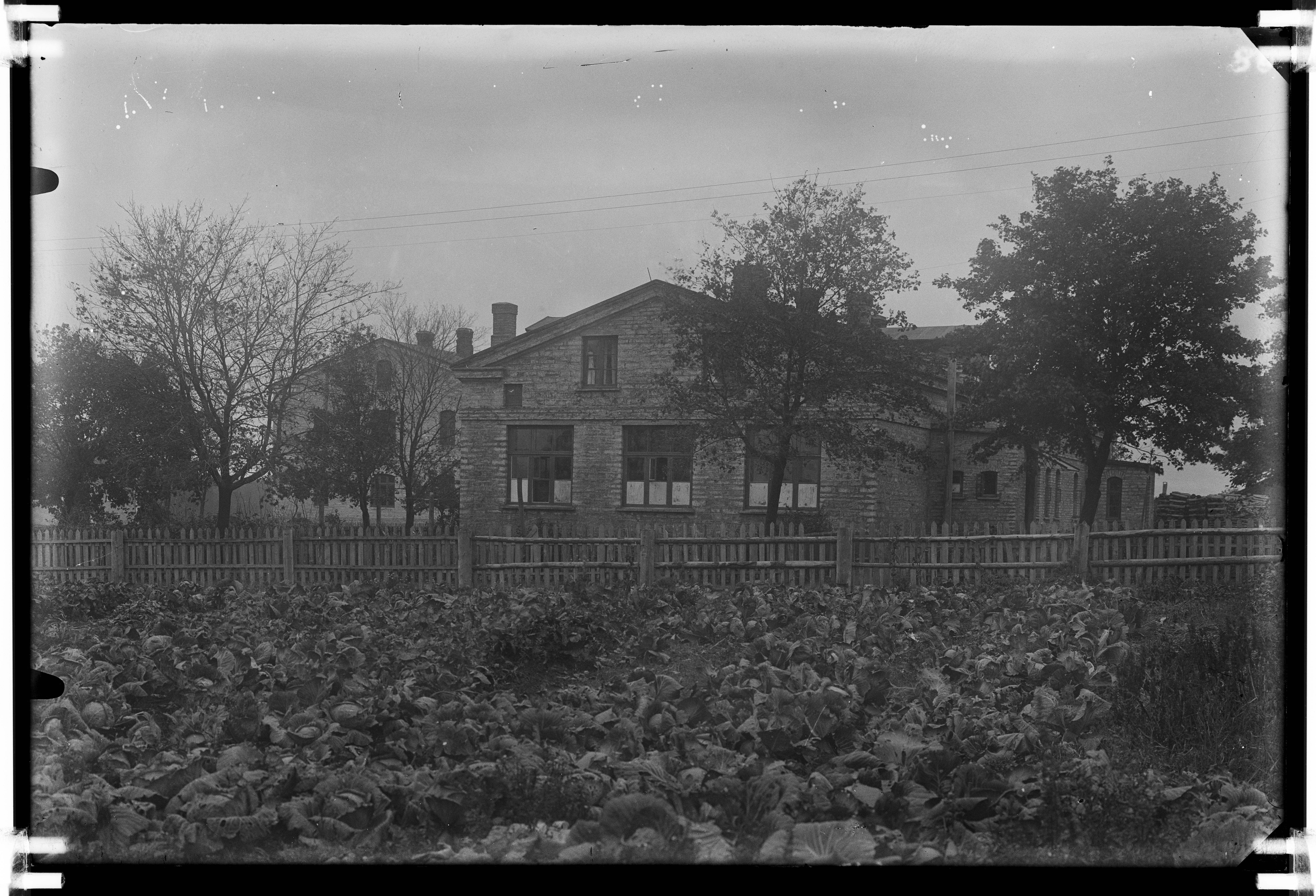 Kunda primary school building (Jõe 2), behind the arm of boys.