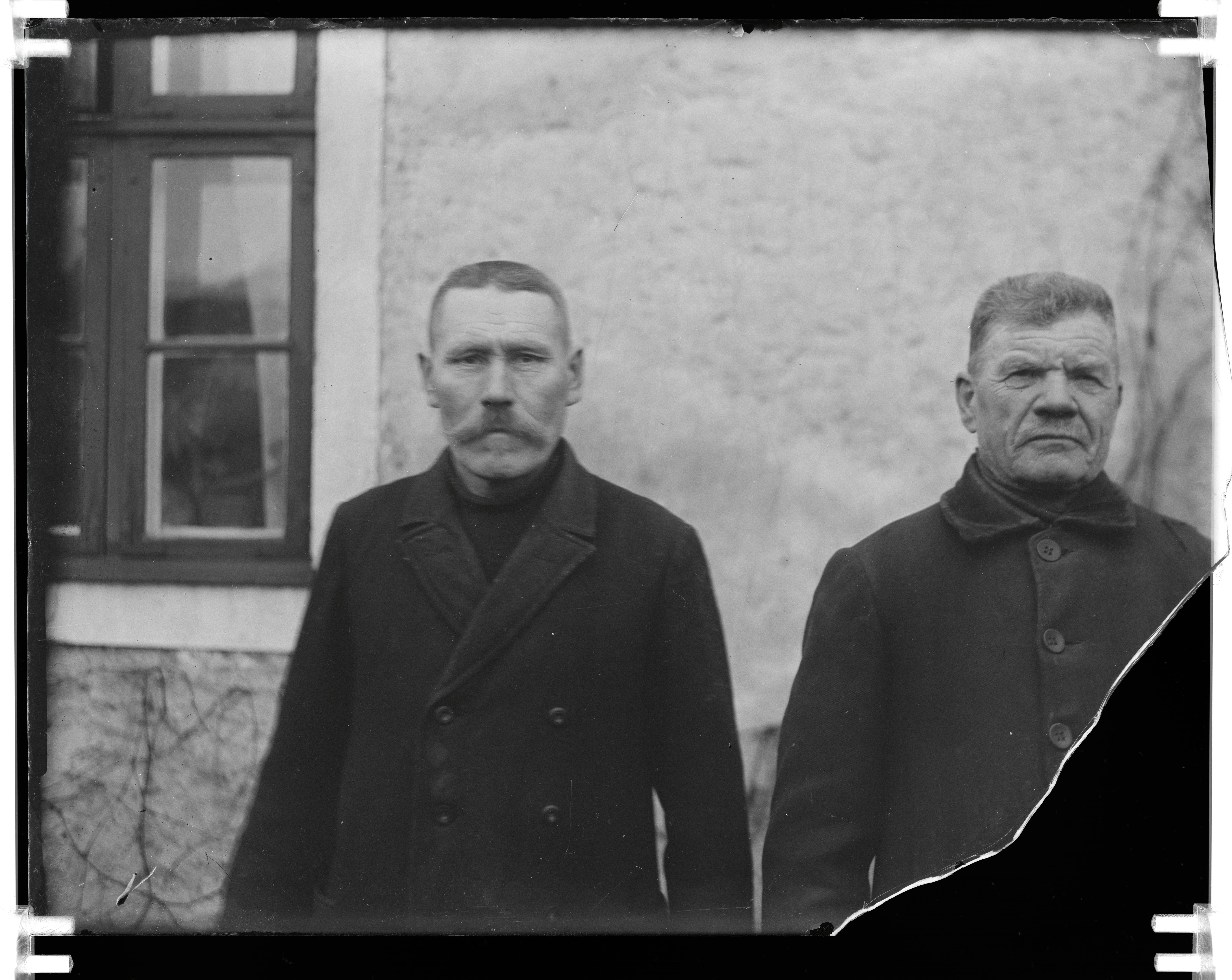 Kunda factory. 2 men in the wall background.