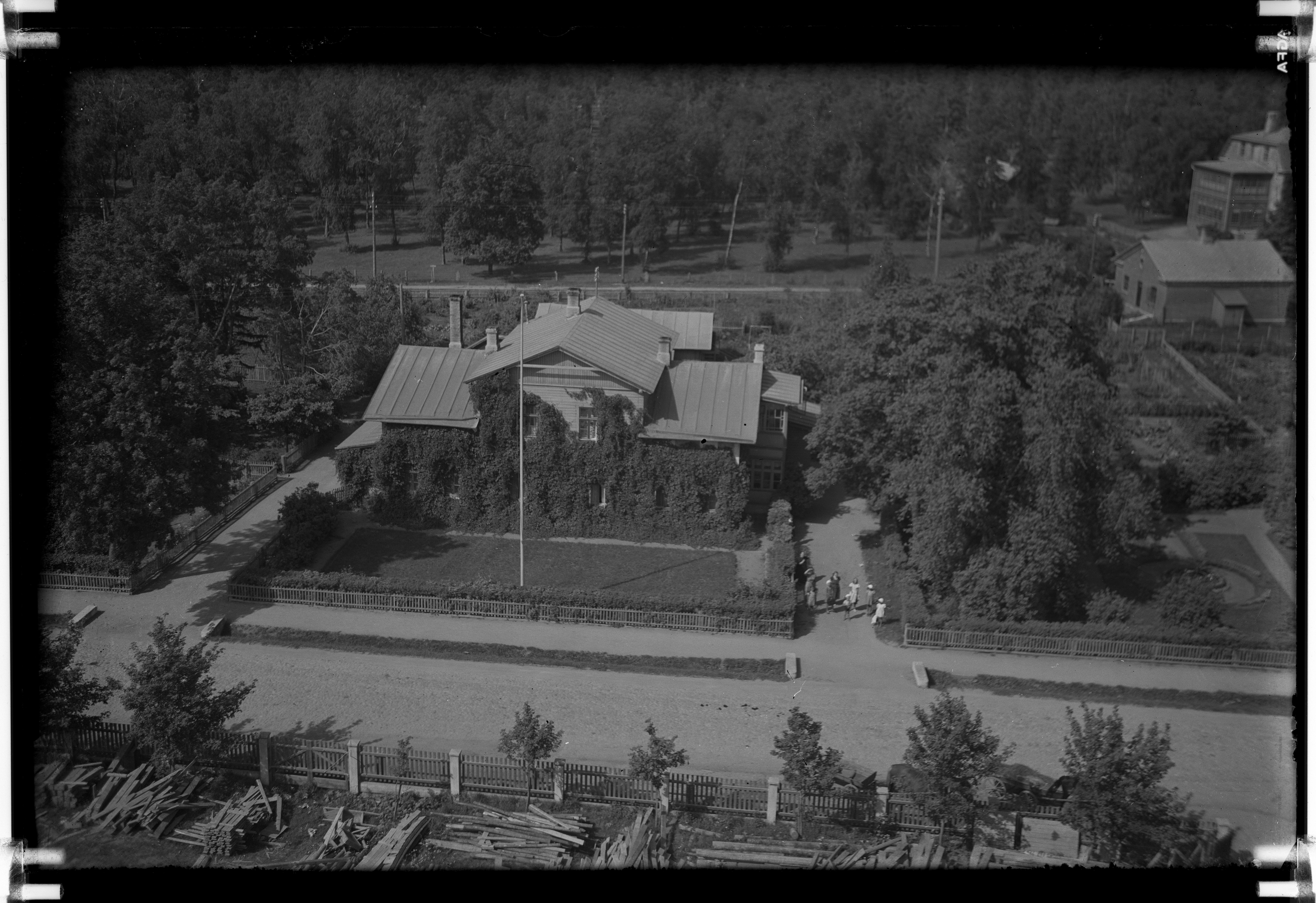 Kunda. Today's Station Street. A small house in front of Tondiloss was once a factory office in the utilities department, today a private house.
