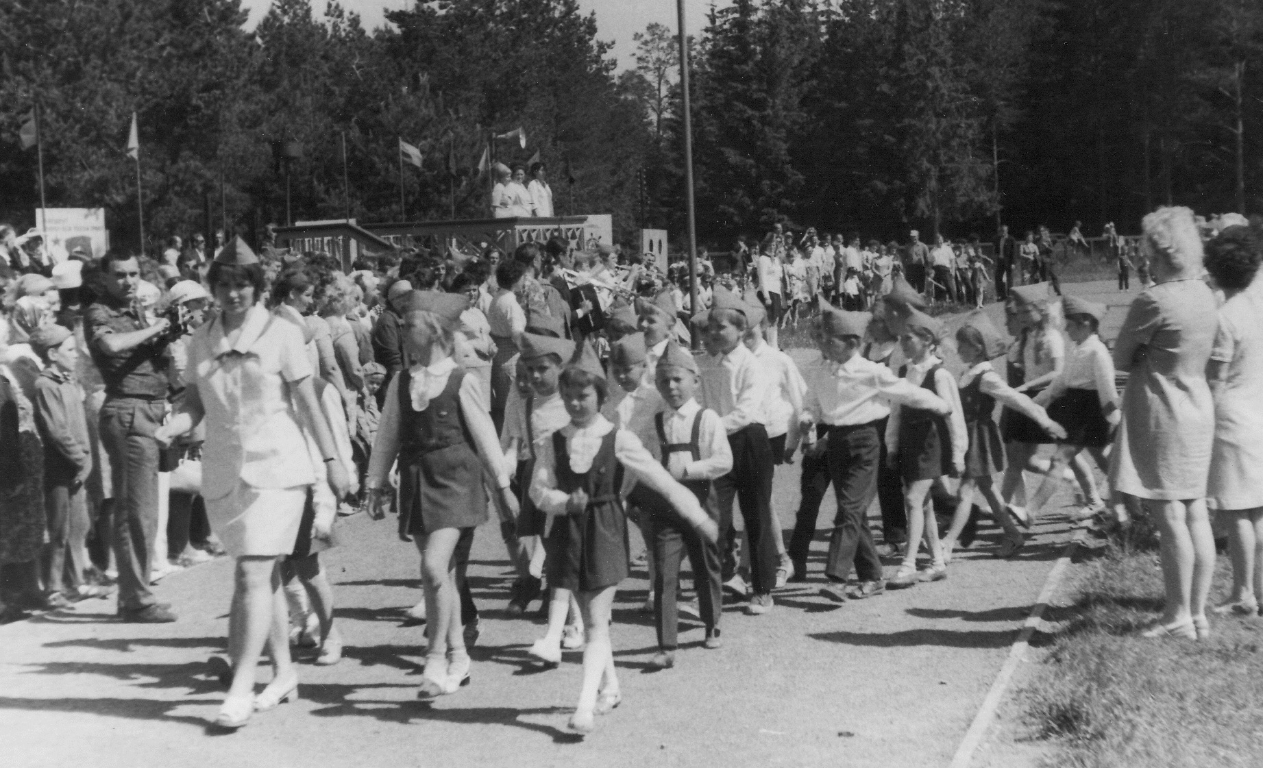 Let-Narva. The Pionier camp in the city is for them. B.Nicolaev-Tereshkov OZK-13
