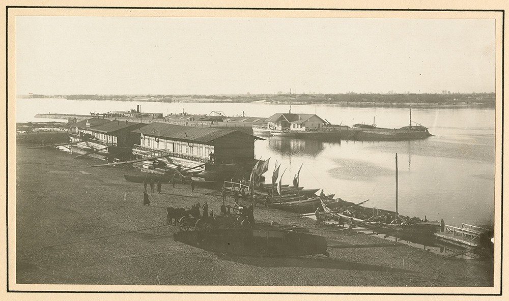 [boats docked on the Dnieper River in Yekaterinoslav]