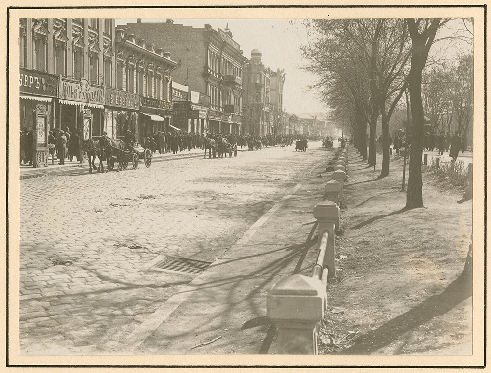 [Street scene in Yekaterinoslav]