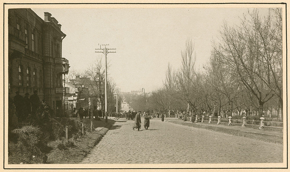 [Street scene in Yekaterinoslav]