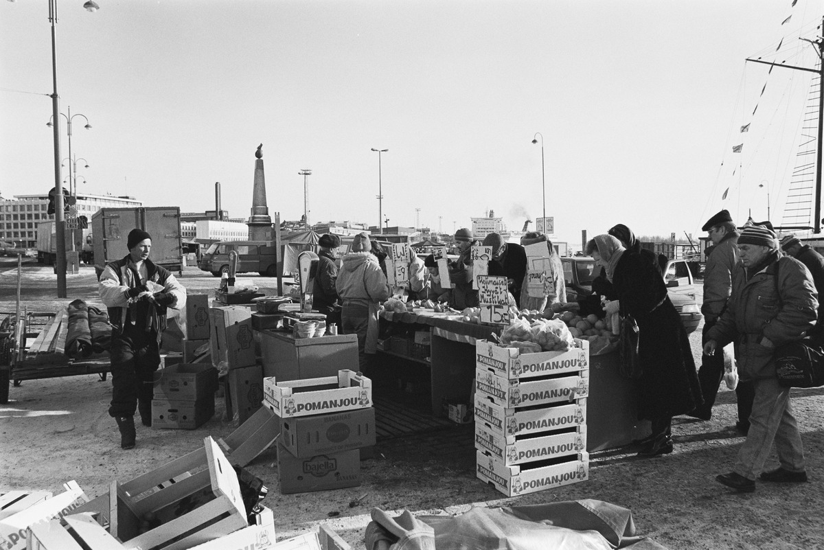 torimyyntiä Kauppatorilla talvella 1994