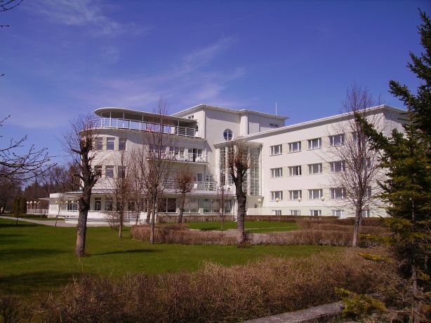 This masterpiece of functionalism was constructed on the seaside in 1935-1937 according to a design by Anton Soans and Olev Siinmaa. The final building contains elements of many works presented to its architectural competition. The building is made from bricks and reinforced concrete. The abundant balcony space and glass surfaces create a look of elegance. The hotel has 70 rooms, a dining hall, spacious hallways and lounges. The left wing holds six garages and a closed courtyard for guest parking. The original interior and furniture have been lost. Until 1990, it served as the main building for the “Estonia” sanatorium. During 1992-1994, it was reconstructed into a hotel, completely changing the layout in the process.