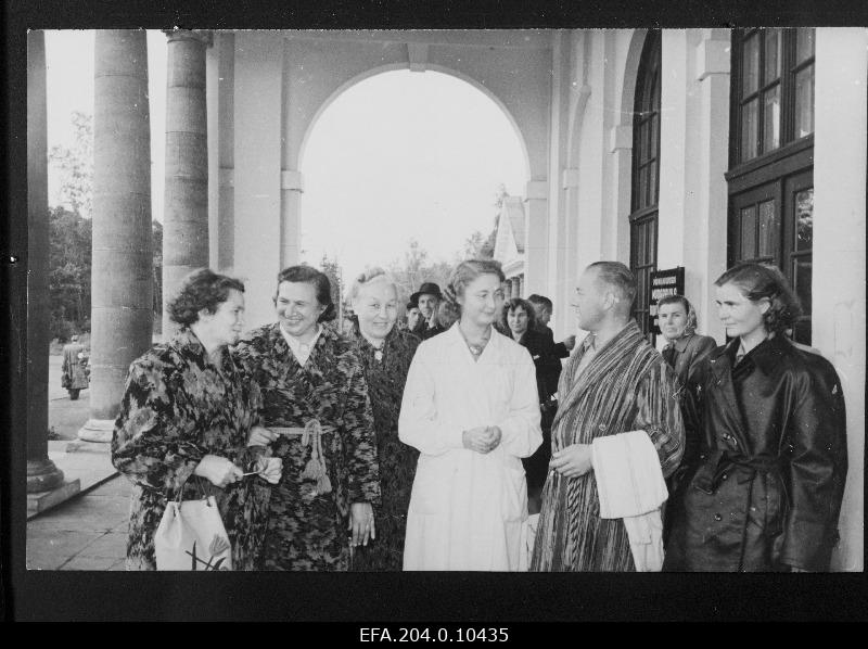 Pärnu Sanatorium no. 2 Doctors Valve Telp discusses with his patients (from left) Tartu Artelli Ascension worker Meeta Voika, brigadir of Tallinn Bread Combination Find Raag, V. Klementi Worker of Sewing Factory Ella Jõeleid, Head of the Department of Repair of the Estonian Department of City and Landbuilding Lidia Mitsing, Special Sild and Märjamaa sovhose employee.