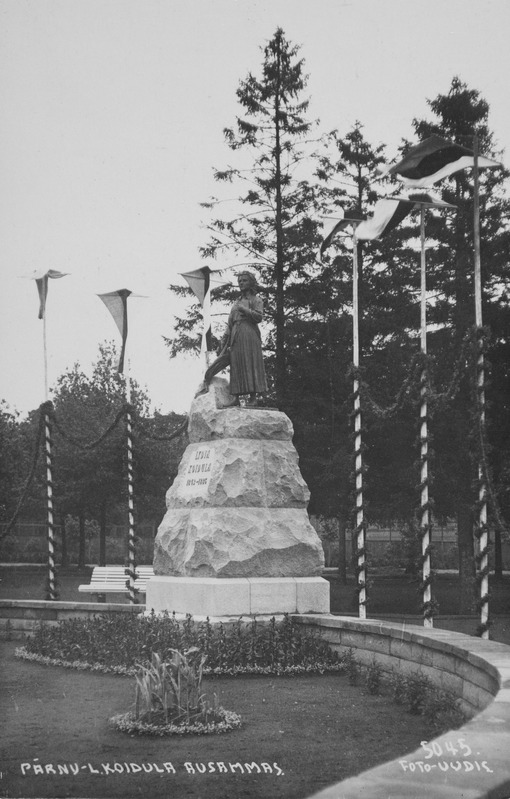 Koidula mälestussammas Pärnus avamispäeval 9. juunil 1929