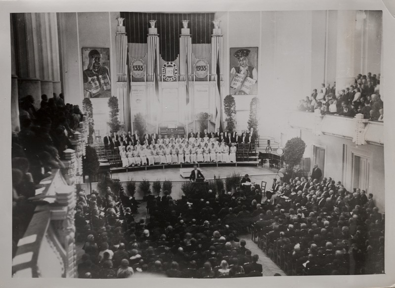 Raamatu-aasta aktus Estonia kontserdisaalis 29. märtsil 1936