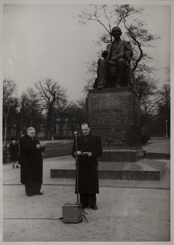 Friedrich Reinhold Kreutzwaldi ausamba avamine Kadriorus 1958. Esialal Aleksander Hendrikson ja Paul Rummo