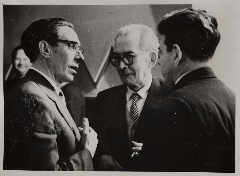 Kirjanike Liidu IV kongressi ajal. Juhan Smuul, Friedebert Tuglas, Aadu Hint