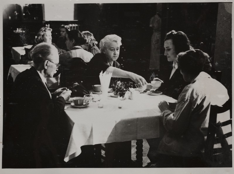 Kongressi vaheajal. Friedebert Tuglas, Elo Tuglas, Leida Kibuvits