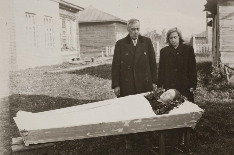 Peeter Kurvits tütar Eloga Selma Kurvitsa sarga kõrval, 1950