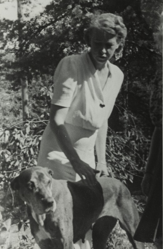 Elo Tuglas koeraga koduaias 1948. aastal