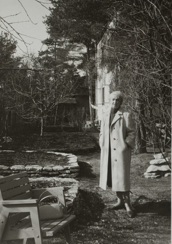 Elo Tuglas koduaias Rahumäel