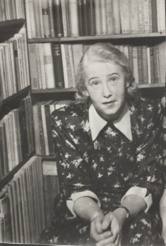 Elo Tuglas kodus Rahumäel, 1950