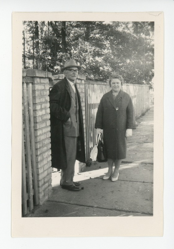Friedebert Tuglas ja Irja Harmas Tuglase aia väraval, 1962