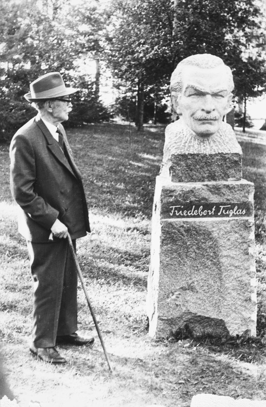 Friedebert Tuglas mälestusmärgi kõrval