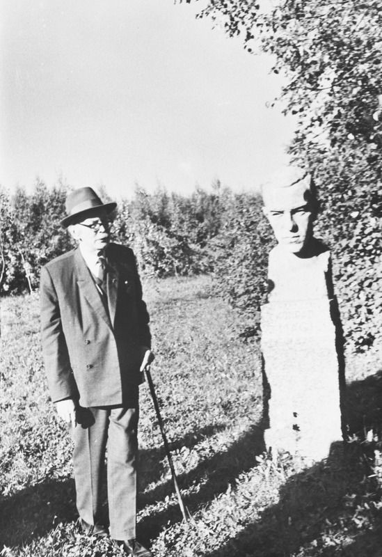 Konrad Mäe mälestusmärgi ees