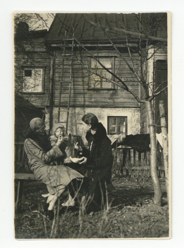 Malla tädi ja emaga aias kompvekke söömas, 23.04.1928