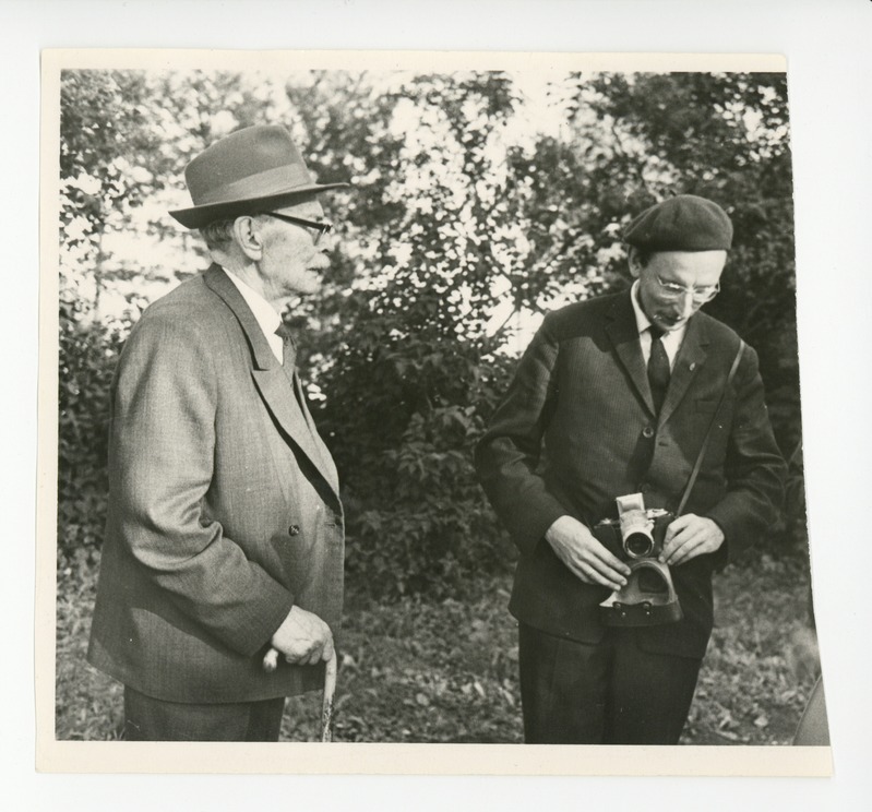Friedebert Tuglas ja Jaan Eilart aias, 27.08.1967