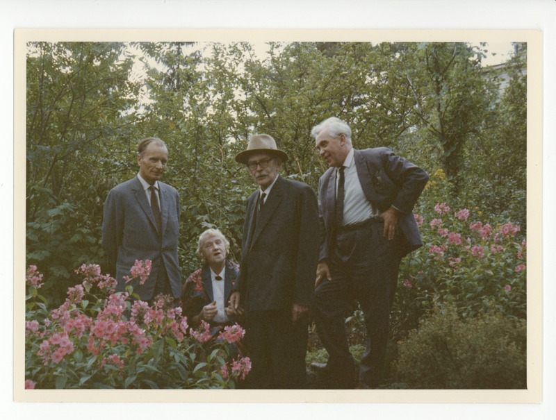 Paul Rummo, Elo Tuglas, Friedebert Tuglas, Gustav Ernesaks õitsvas aias 1966