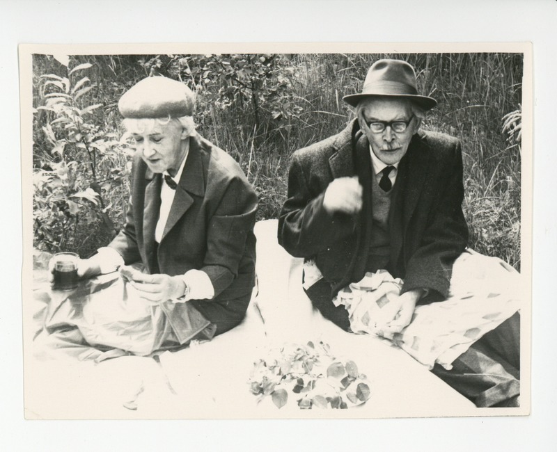 Elo Tuglas ja Friedebert Tuglas einestamas enne Maaritsat, 07.07.1965