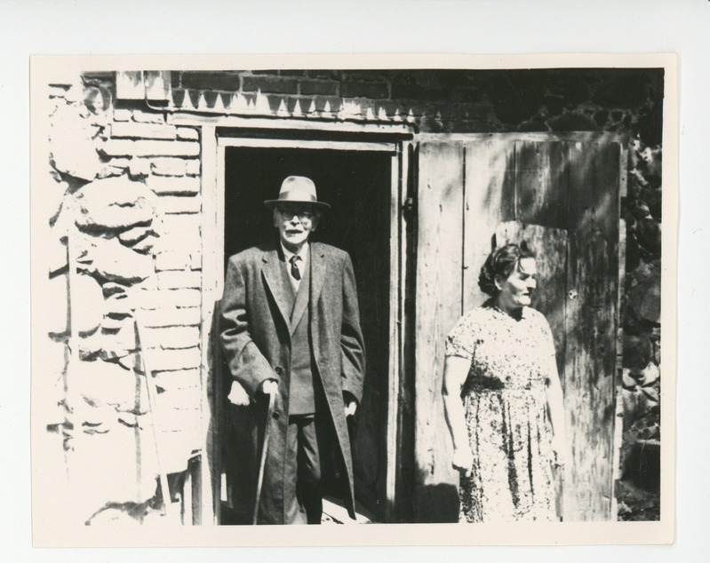 Friedebert Tuglas õlleköögi uksel, 07.07.1965
