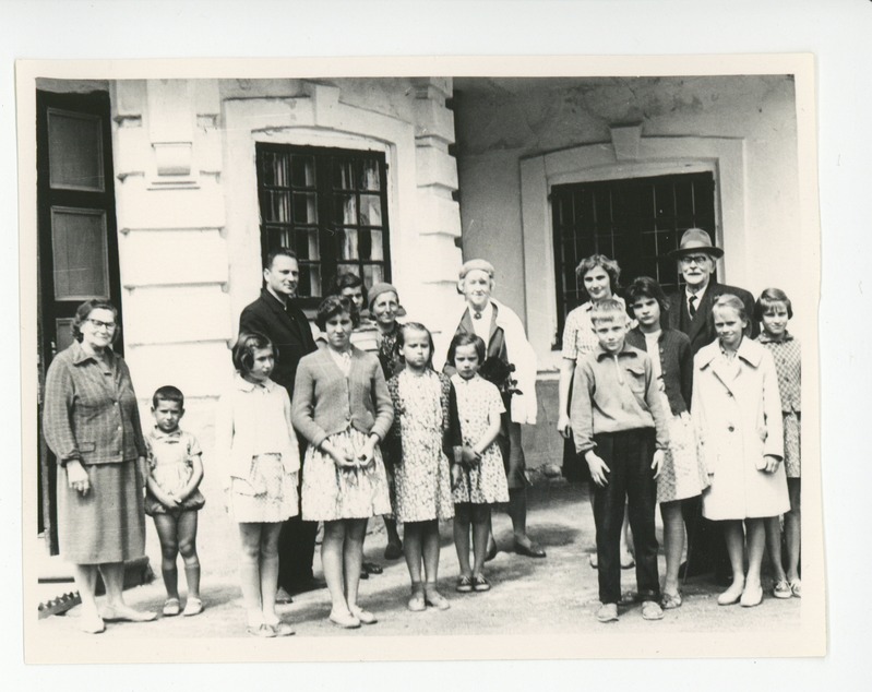 Elo Tuglas ja Friedebert Tuglas Ahjal õpilaste keskel, 07.07.1965