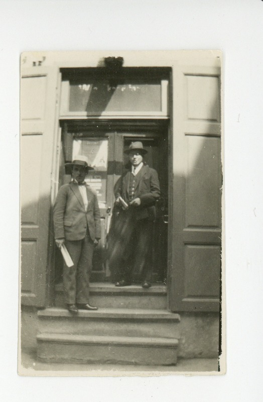 Johannes Semper ja Friedebert Tuglas kohvik Werneri uksel