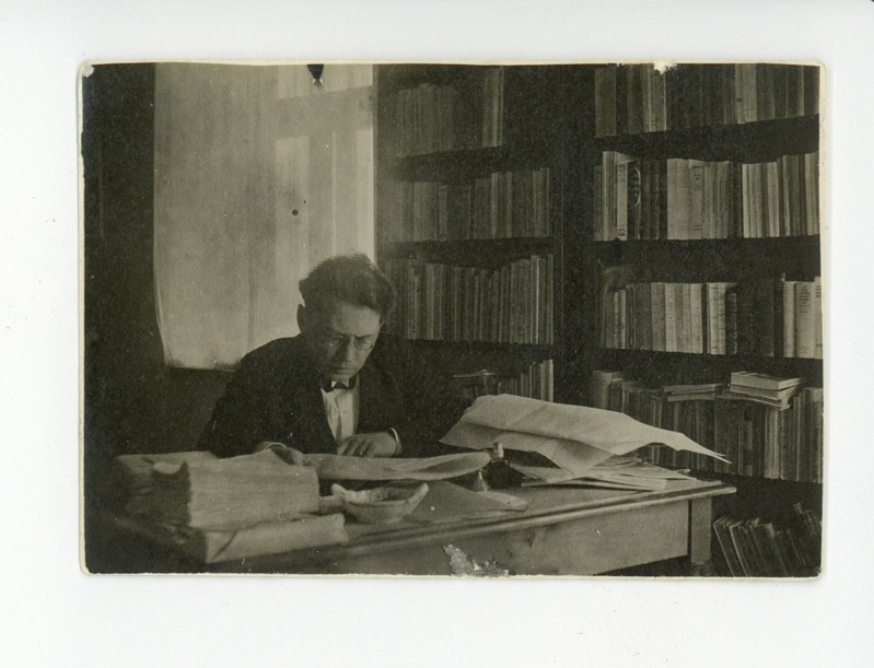 Friedebert Tuglas Tartus Poe tänavas Genssi majas kirjutuslaua taga, 1926