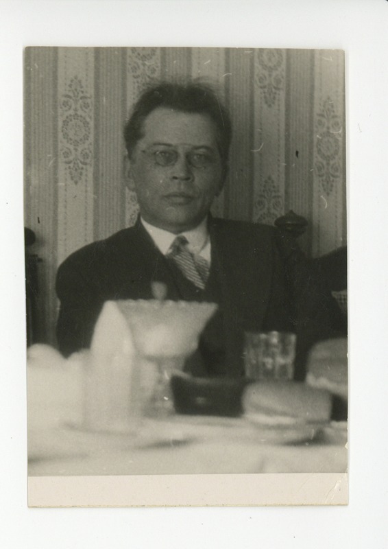 Friedebert Tuglas peolaua taga Tartus Tallinna tänavas, 1936 või 1937