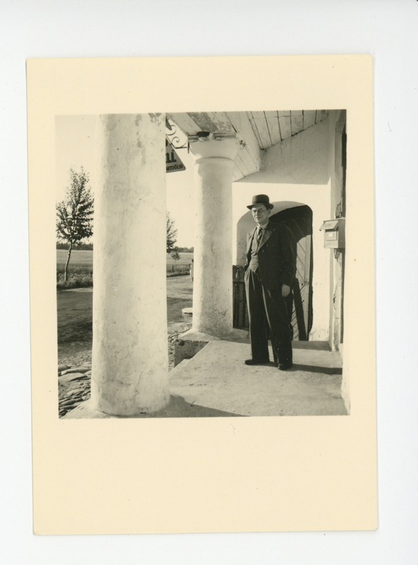Friedebert Tuglas Reola kõrtsi ees, 07.1938