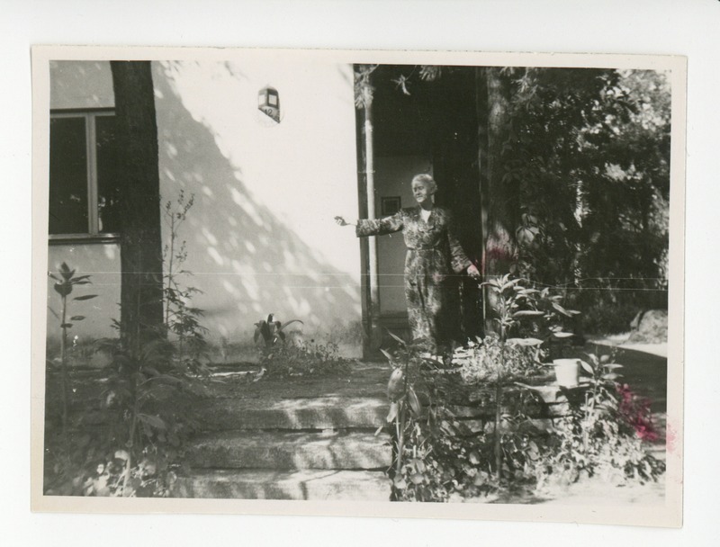 Elo Tuglas uksel, 1949