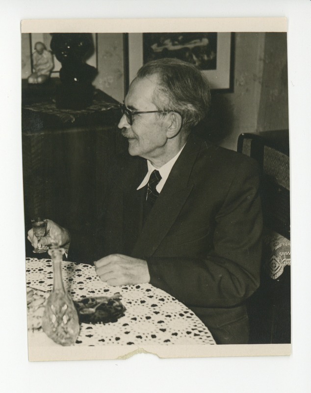 Friedebert Tuglas klaasi tõstmas, 1953