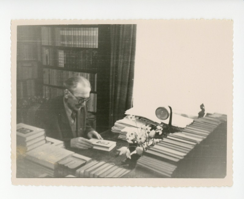Friedebert Tuglas kirjutuslaua taga, 1958