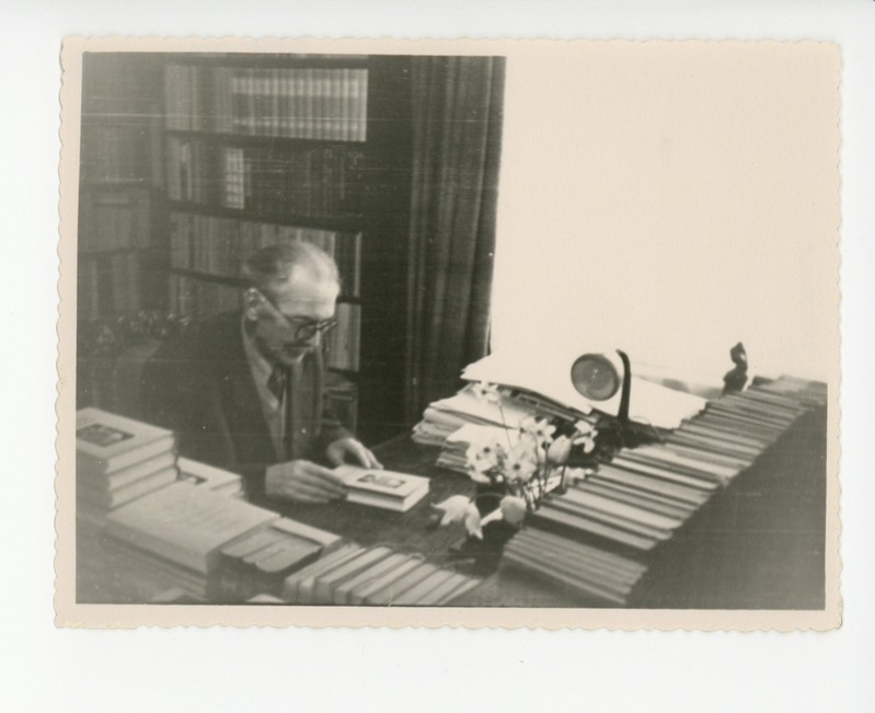 Friedebert Tuglas kirjutuslaua taga, 1958