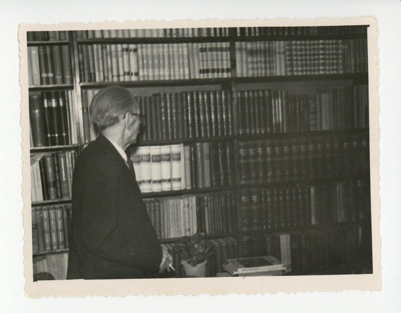 Friedebert Tuglas seismas raamaturiiulite ees uusaasta ööl 1958 - 1959