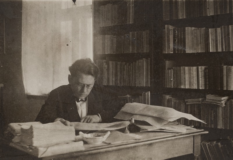 Friedebert Tuglas Tartus "Juhan Liivi" kirjutades, 1927