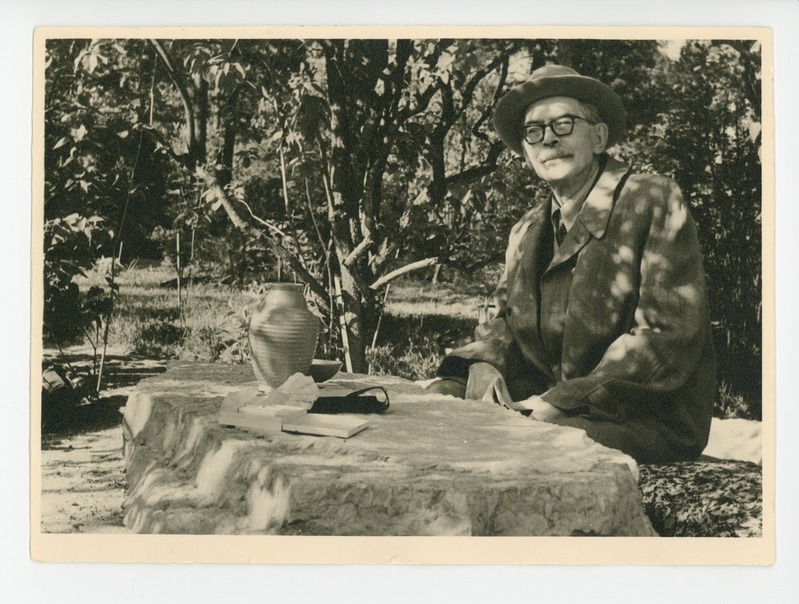 Friedebert Tuglas aias kivilaua taga istumas, 06.1958