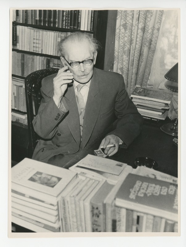 Friedebert Tuglas kirjutuslaua taga lugemas ja mõtisklemas, kevad 1963