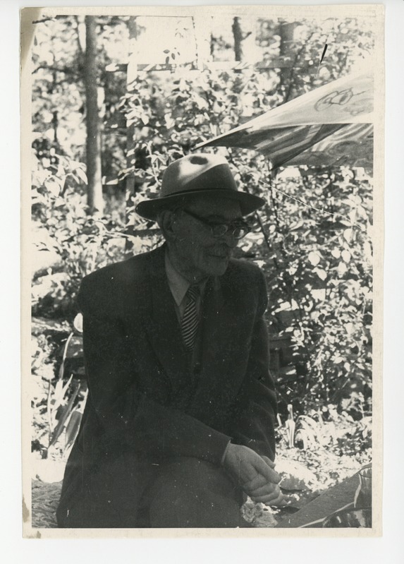 Friedebert Tuglas aias istumas, 06.1963