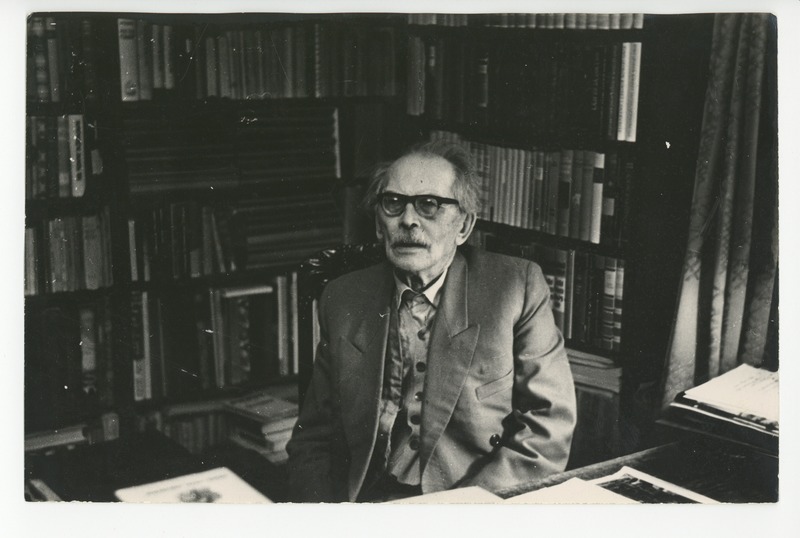Friedebert Tuglas kirjutuslaua taga lugemas, mõtisklemas, 10.1965