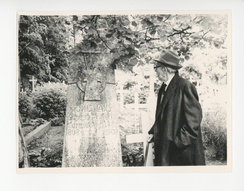 Friedebert Tuglas Laksi Tõnise haual, 05.07.1965