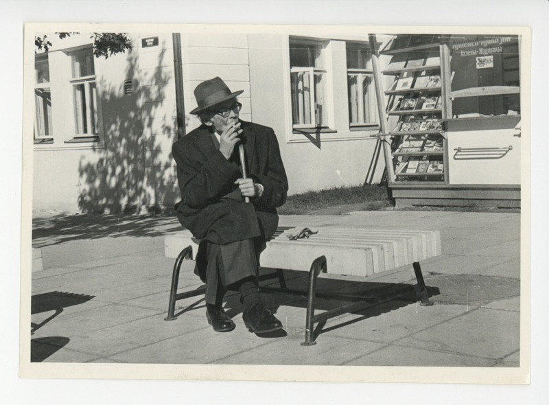 Friedebert Tuglas Paide uue kaubamaja ja restorani ees istumas, 1967