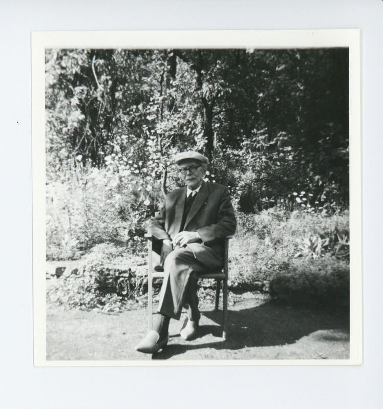 Friedebert Tuglas aias toolil istumas, 06.07.1969
