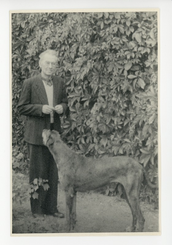 Friedebert Tuglas ja koer Darling aias